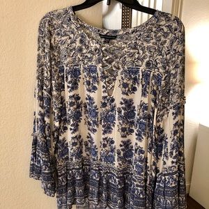 American Eagle white and blue floral top